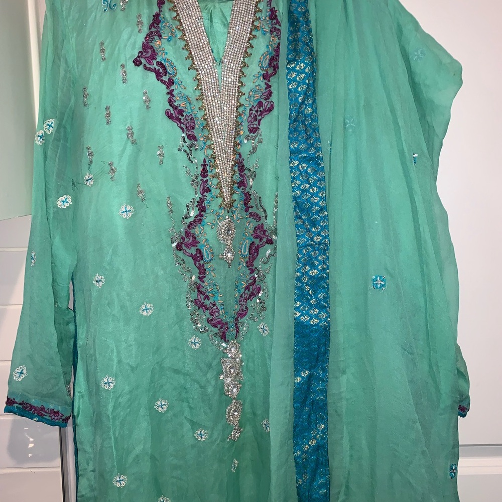 Pakistani I Dian 3 Pc. Beautiful dress Long shirt with embalishment
